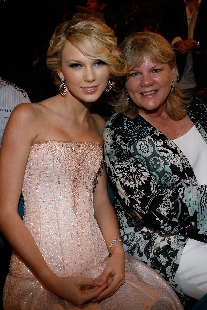 Taylor Swift — 42nd Academy of Country Music Awards — photo 17