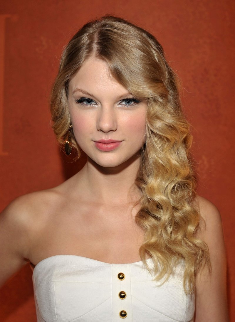 Taylor Swift — 57th Annual BMI Pop Awards — photo 9