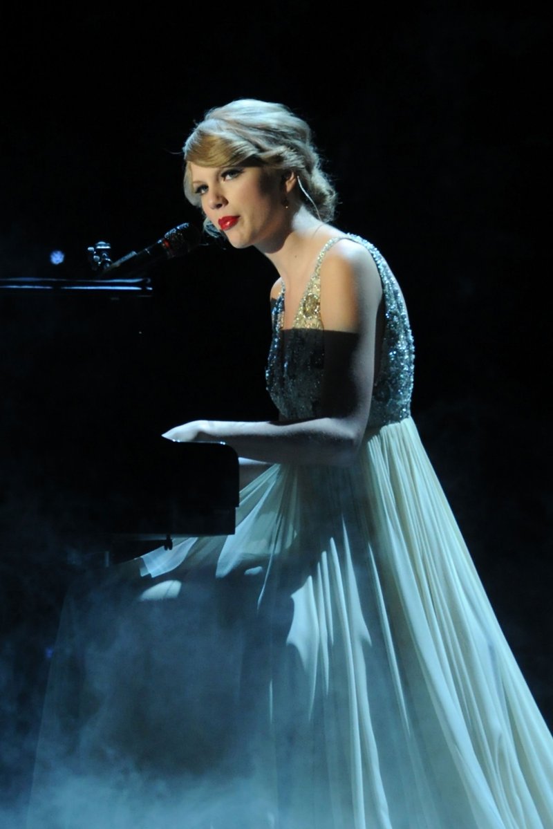 Taylor Swift at 44th Annual CMA Awards — photo 4