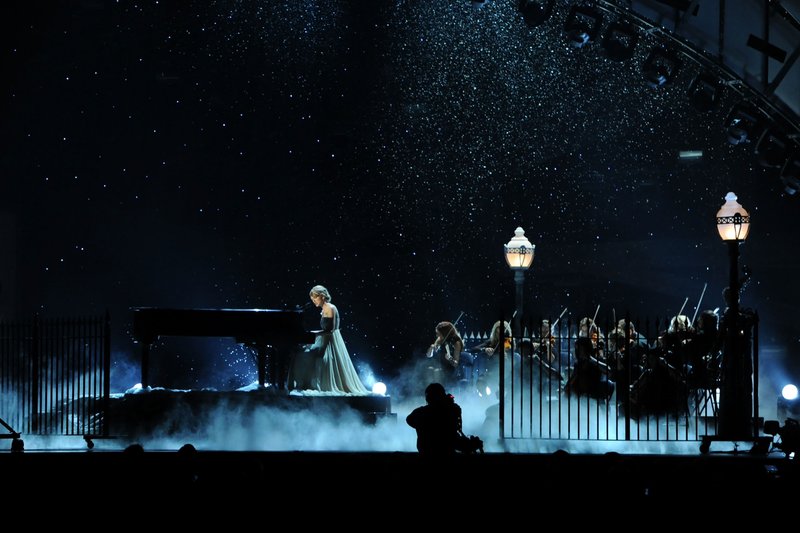 Taylor Swift at 44th Annual CMA Awards — photo 6