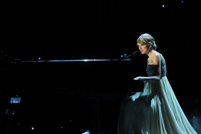 Taylor Swift at 44th Annual CMA Awards — photo 7