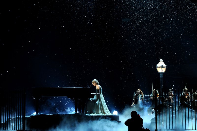 Taylor Swift at 44th Annual CMA Awards — photo 9