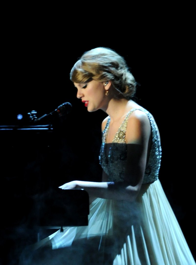Taylor Swift at 44th Annual CMA Awards — photo 11