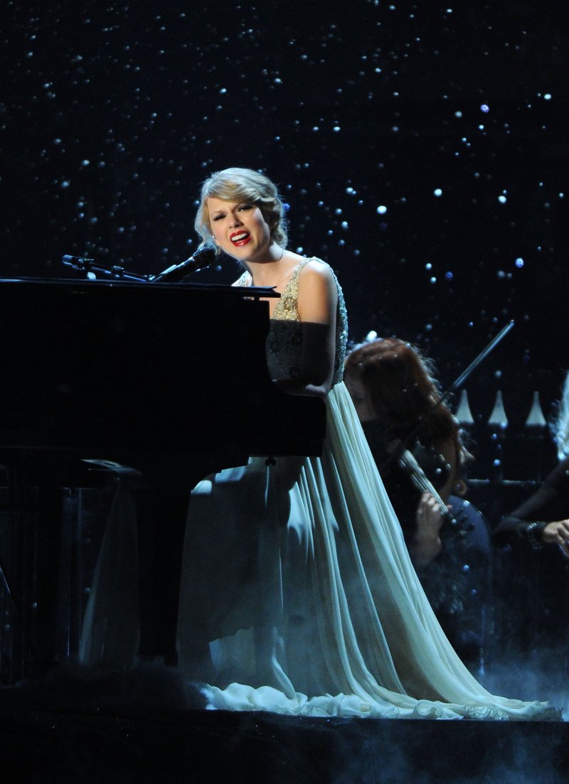 Taylor Swift at 44th Annual CMA Awards — photo 17