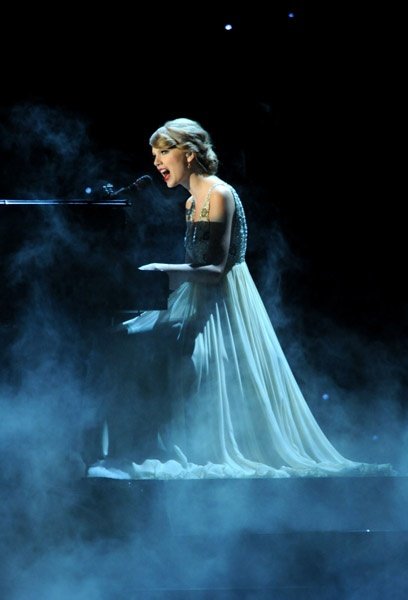 Taylor Swift at 44th Annual CMA Awards — photo 23