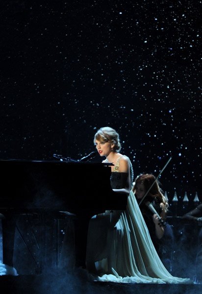 Taylor Swift at 44th Annual CMA Awards — photo 26