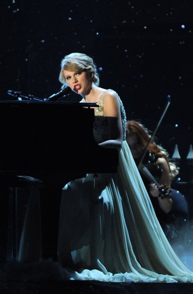 Taylor Swift at 44th Annual CMA Awards — photo 27