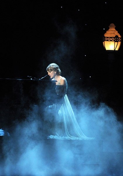 Taylor Swift at 44th Annual CMA Awards — photo 29