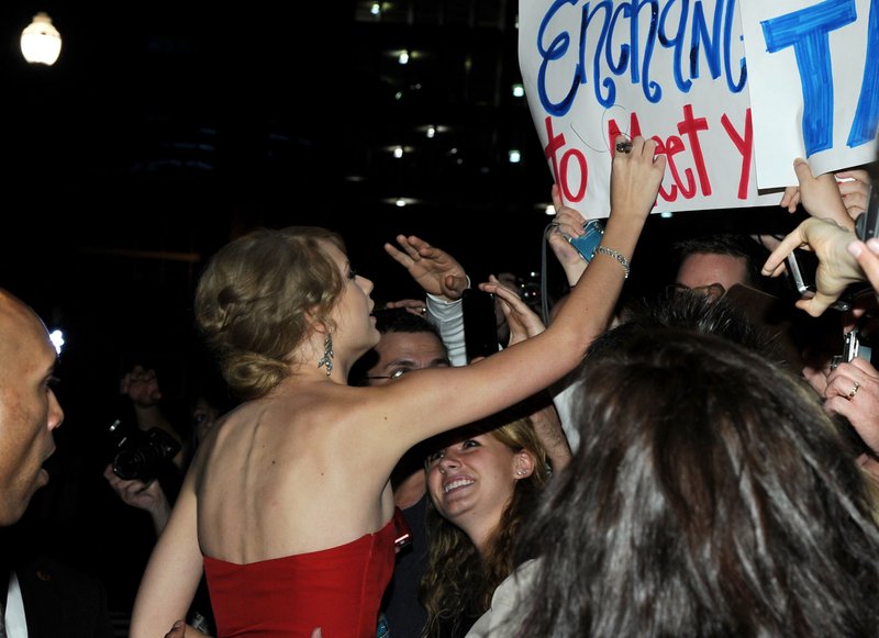 Taylor Swift at 44th Annual CMA Awards — photo 73