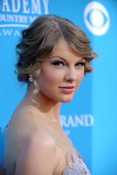 Taylor Swift at 45th Academy of Country Music Awards — photo 3