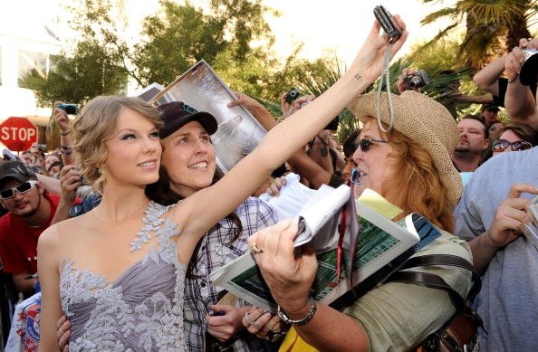 Taylor Swift at 45th Academy of Country Music Awards — photo 7