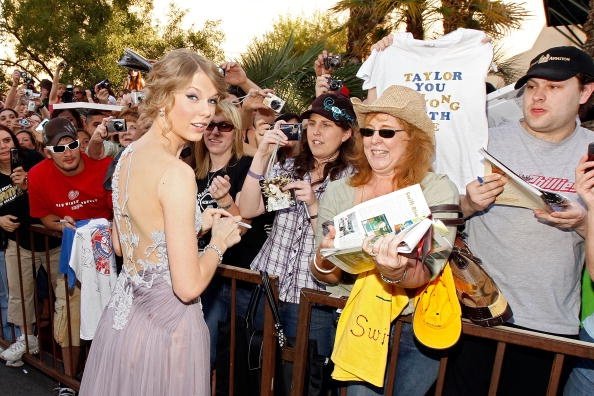 Taylor Swift at 45th Academy of Country Music Awards — photo 13