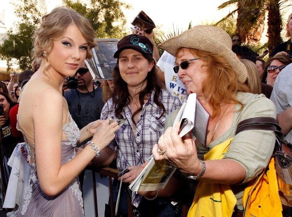 Taylor Swift at 45th Academy of Country Music Awards — photo 19
