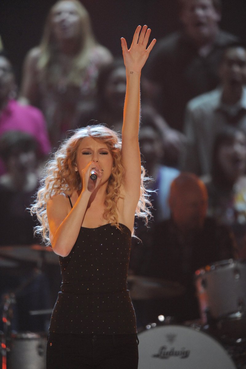 Taylor Swift at 45th Academy of Country Music Awards — photo 95