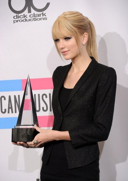 Taylor Swift at 2010 American Music Awards — photo 140