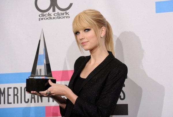Taylor Swift at 2010 American Music Awards — photo 141