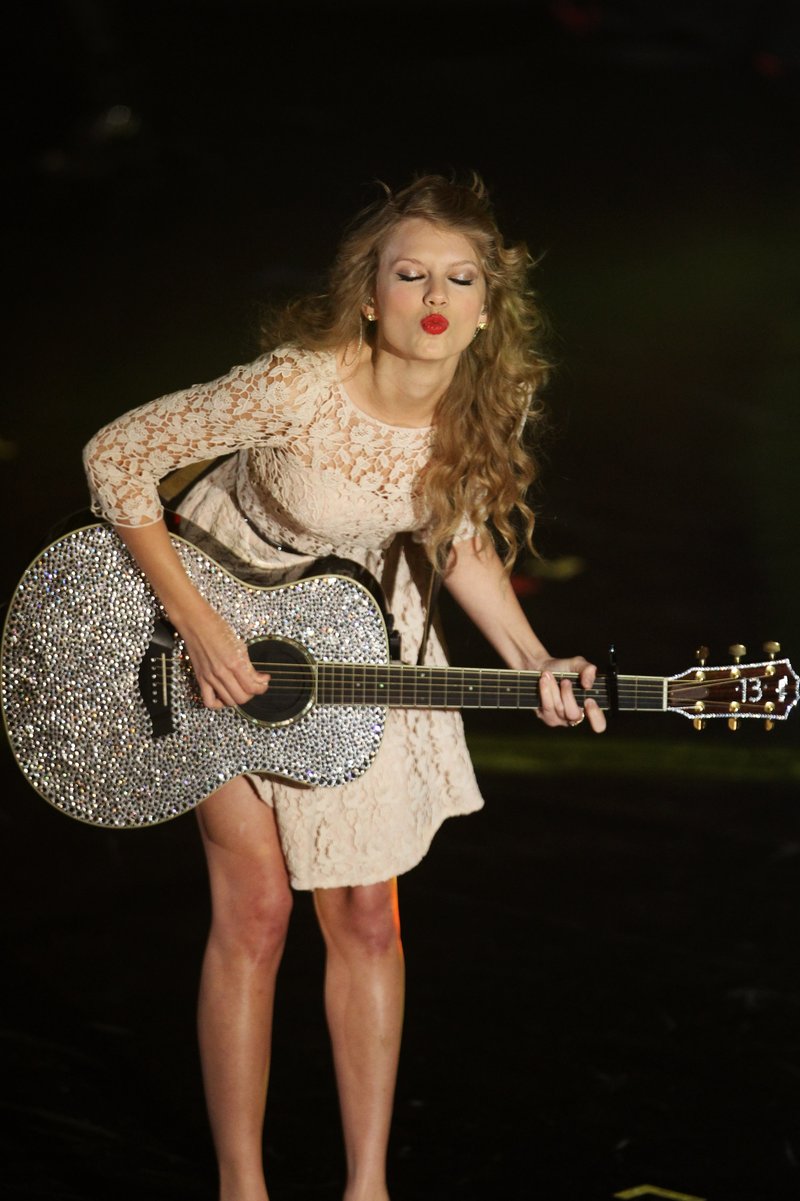 Taylor Swift at BBC Radio 1's Teen Awards 2010 — photo 3