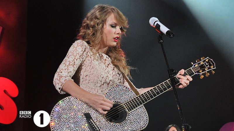 Taylor Swift at BBC Radio 1's Teen Awards 2010 — photo 7