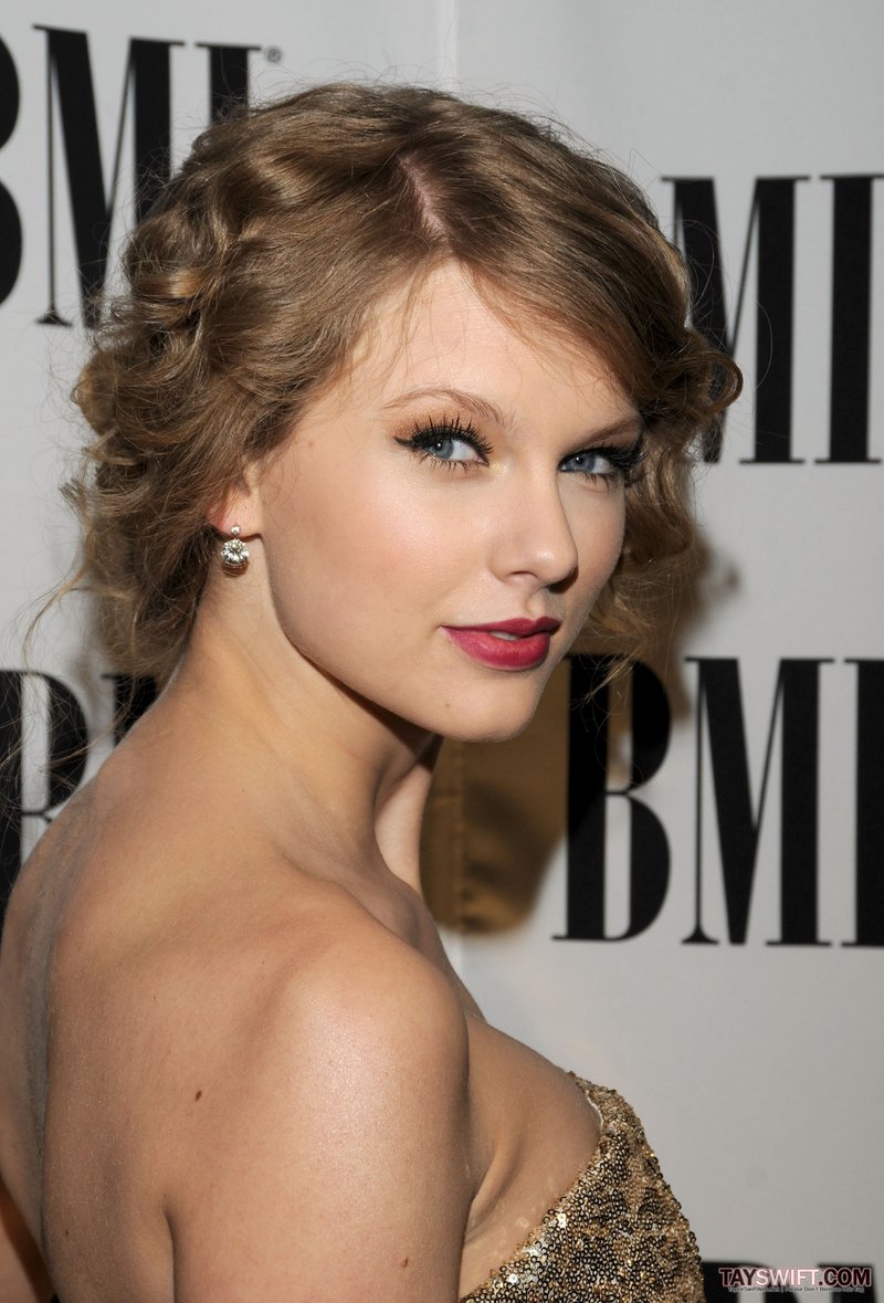 Taylor Swift at BMI's 58th Annual Pop Awards — photo 6