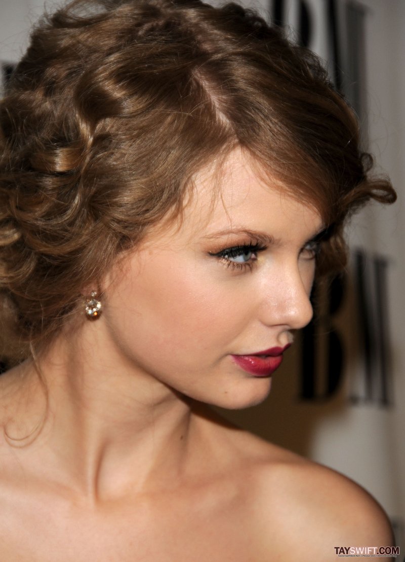 Taylor Swift at BMI's 58th Annual Pop Awards — photo 13
