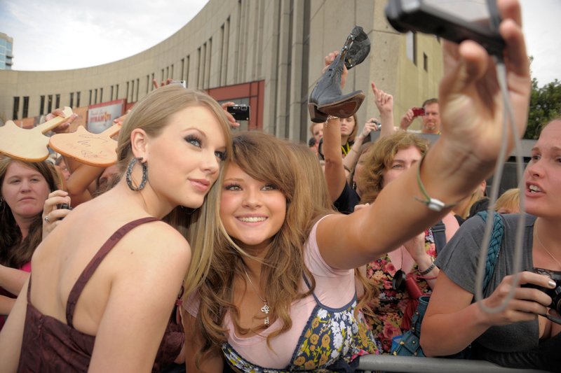 Taylor Swift at 2010 CMT Music Awards — photo 10