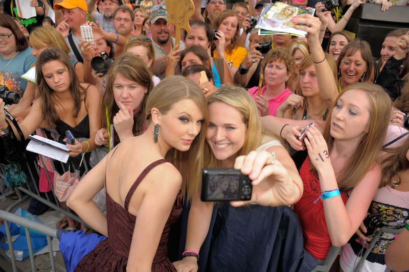 Taylor Swift at 2010 CMT Music Awards — photo 12
