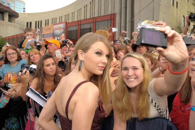 Taylor Swift at 2010 CMT Music Awards — photo 13