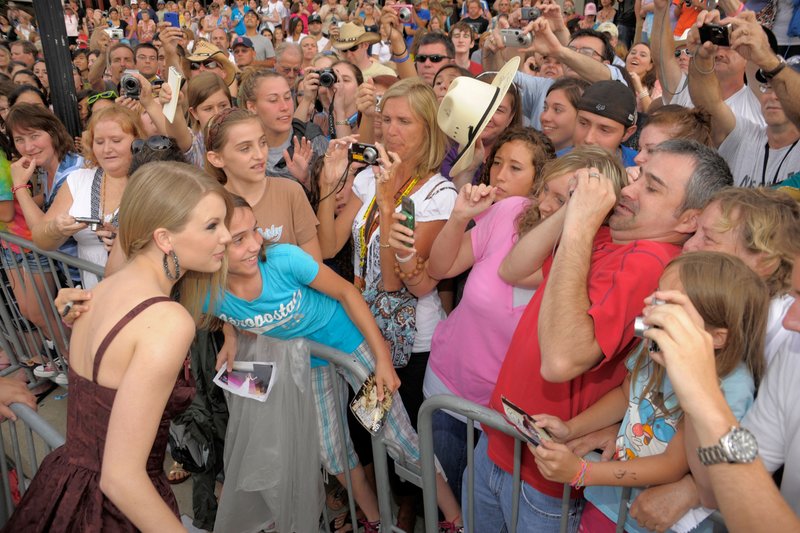 Taylor Swift at 2010 CMT Music Awards — photo 18