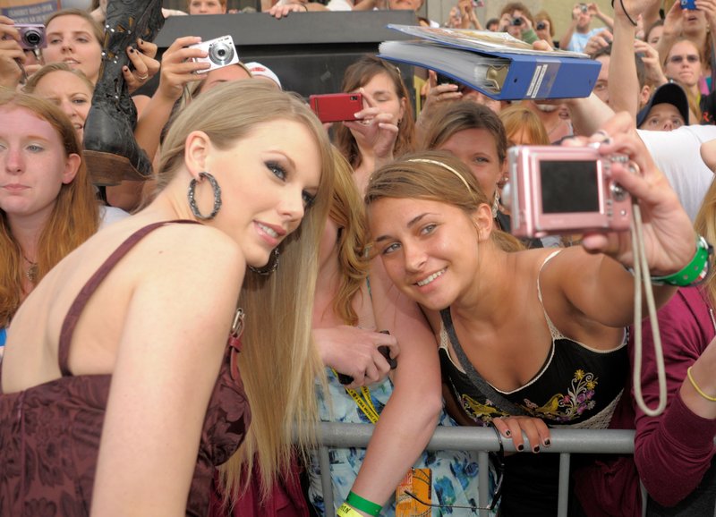 Taylor Swift at 2010 CMT Music Awards — photo 19