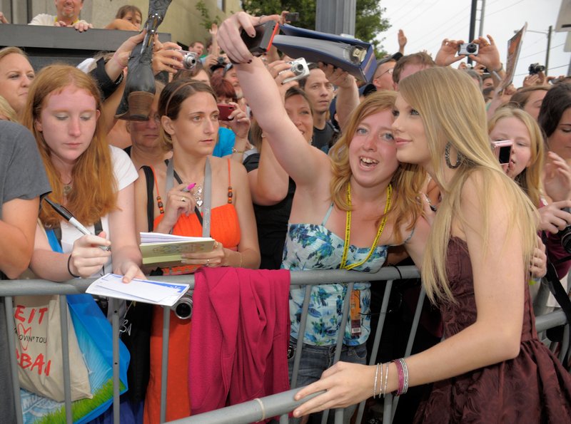 Taylor Swift at 2010 CMT Music Awards — photo 21