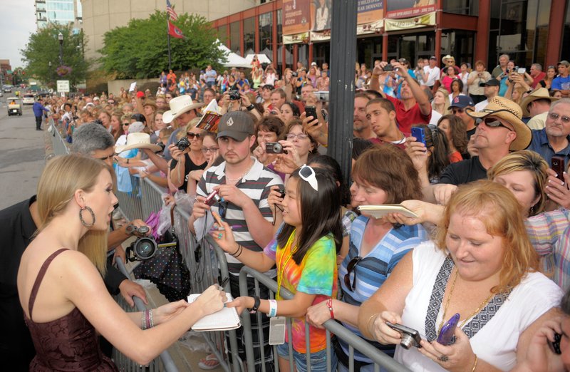 Taylor Swift at 2010 CMT Music Awards — photo 22