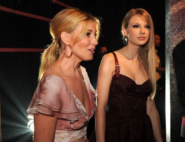 Taylor Swift at 2010 CMT Music Awards — photo 33