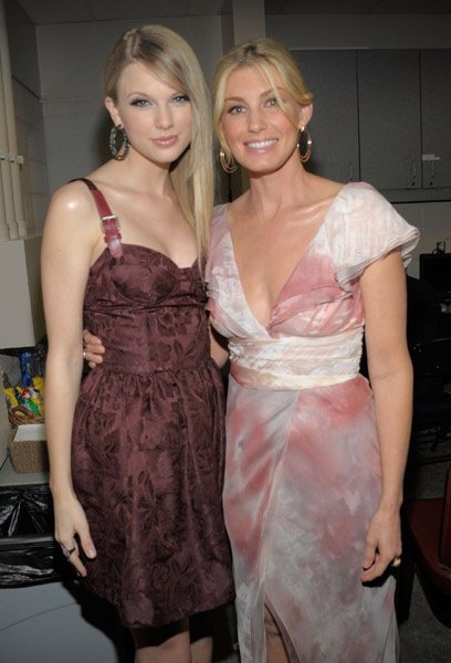Taylor Swift at 2010 CMT Music Awards — photo 36