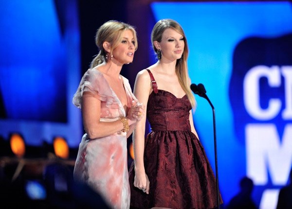 Taylor Swift at 2010 CMT Music Awards — photo 39