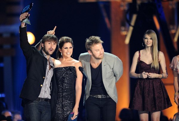 Taylor Swift at 2010 CMT Music Awards — photo 44