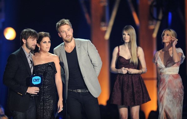 Taylor Swift at 2010 CMT Music Awards — photo 45