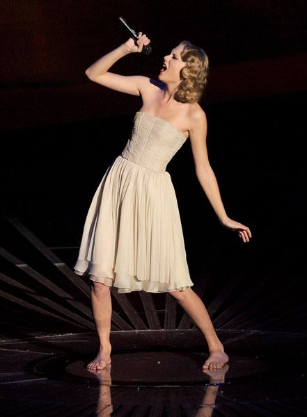 Taylor Swift at 2010 MTV Video Music Awards — photo 6