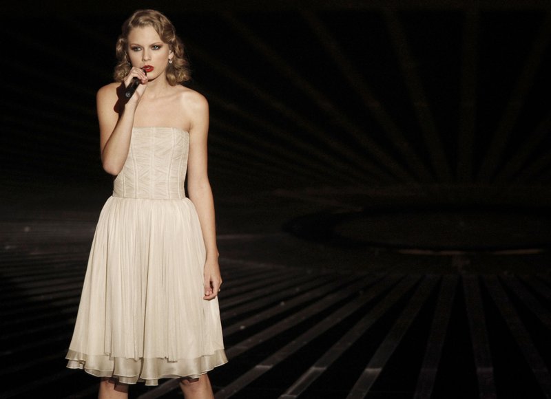 Taylor Swift at 2010 MTV Video Music Awards — photo 36