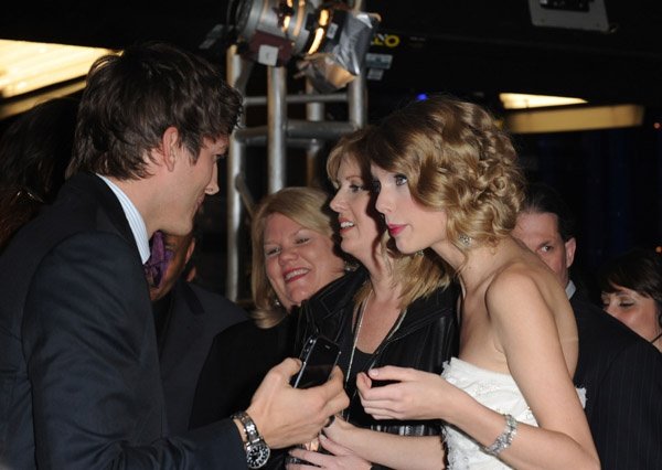 Taylor Swift at 2010 People's Choice Awards — photo 11
