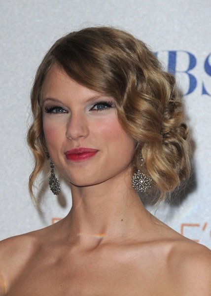 Taylor Swift at 2010 People's Choice Awards — photo 18