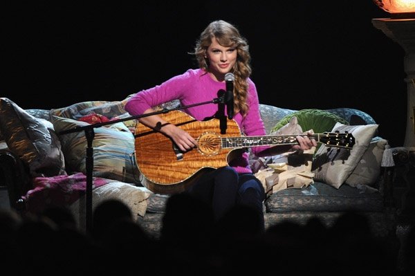 Taylor Swift at 45th Annual CMA Awards — photo 26