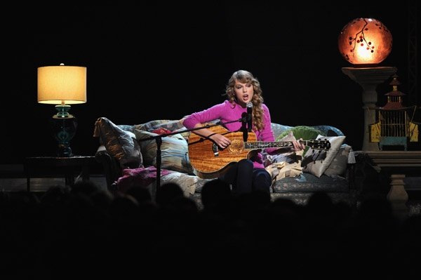 Taylor Swift at 45th Annual CMA Awards — photo 27