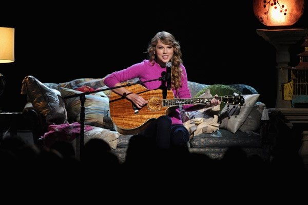 Taylor Swift at 45th Annual CMA Awards — photo 28