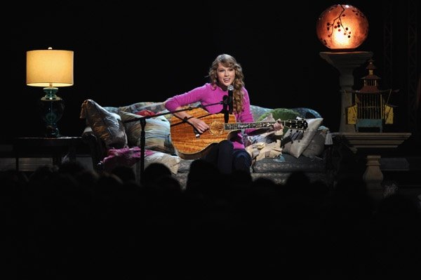 Taylor Swift at 45th Annual CMA Awards — photo 30