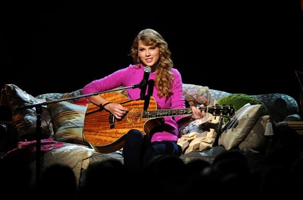 Taylor Swift at 45th Annual CMA Awards — photo 33