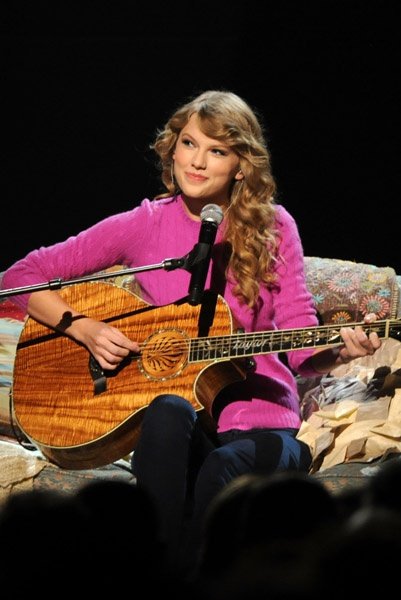 Taylor Swift at 45th Annual CMA Awards — photo 35