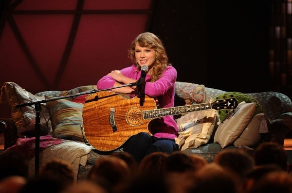 Taylor Swift at 45th Annual CMA Awards — photo 36