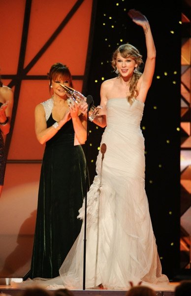 Taylor Swift at 45th Annual CMA Awards — photo 46