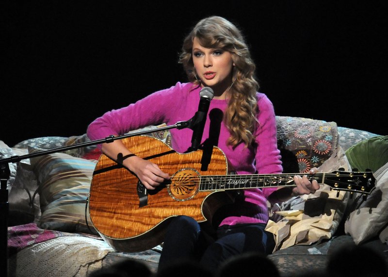 Taylor Swift at 45th Annual CMA Awards — photo 75