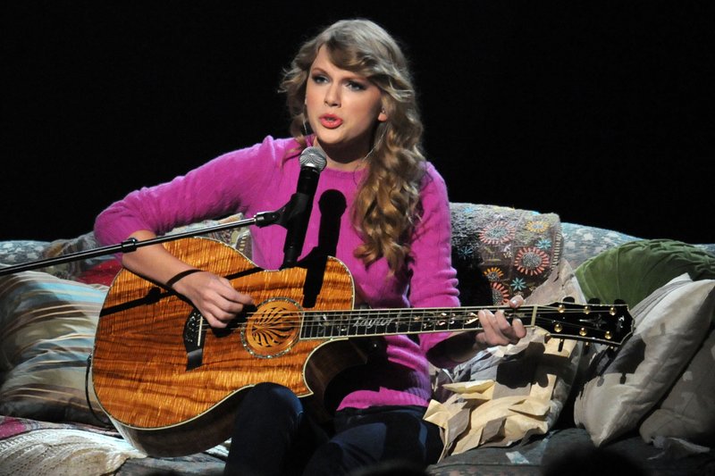 Taylor Swift at 45th Annual CMA Awards — photo 76